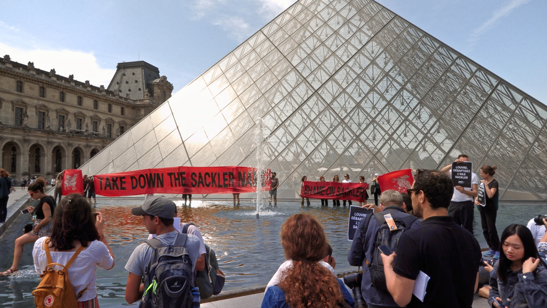 protest pred pyramídou v Louvri v Paríži