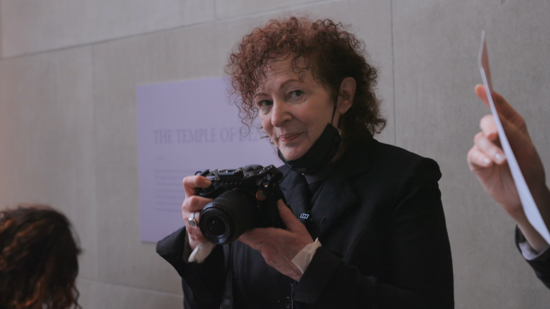 Nan Goldin s fotoaparátom v rukách