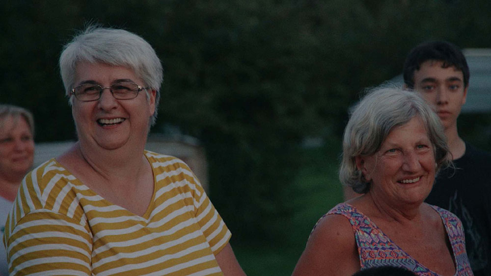 Záber z filmu Your Life Without Me: dva staršie ženy, usmievajú sa