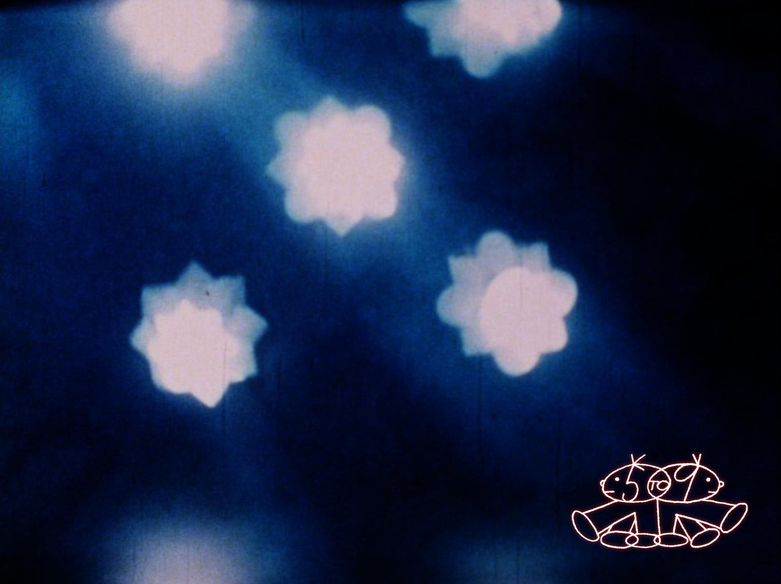 z&aacute;ber z filmu Arabesque for Kenneth Anger: tmav&aacute; plocha s abstraktn&yacute;mi sveteln&yacute;mi tvarmi